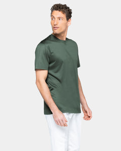 t shirt uomo tinta unita verde militare manica corta classica con stile sartoriale in tessuto lucido 100% cotone pregiato su misura brand filatori laterale2