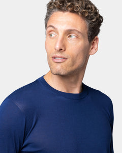 maglia uomo manica lunga tinta unita blu collo tondo con stile sartoriale in tessuto 60% cotone biologico organico 40% seta pregiata lucente brillante prezioso pregiato Filatori su misura made in Italy dettaglio wholegarment capo integrale