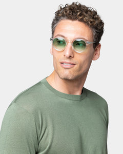 maglia uomo manica lunga tinta unita verde militare collo tondo con stile sartoriale in tessuto 60% cotone biologico organico 40% seta pregiata lucente brillante prezioso pregiato Filatori su misura made in Italy fronte wholegarment capo integrale dettaglio