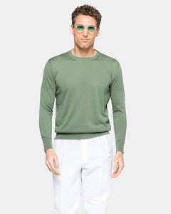 maglia uomo manica lunga tinta unita verde militare collo tondo con stile sartoriale in tessuto 60% cotone biologico organico 40% seta pregiata lucente brillante prezioso pregiato Filatori su misura made in Italy fronte wholegarment capo integrale